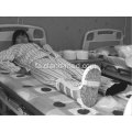 بیمار مبتلا به فلج مچ پا مچ پا در معرض هوا قرار می گیرد